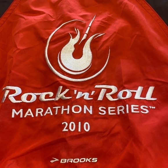 Brooks Chicago Rock n Roll Essential Race Jacket M - Picture 9 of 11